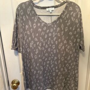Grace‎ & Lace Gray Animal Print Short Sleeve Top